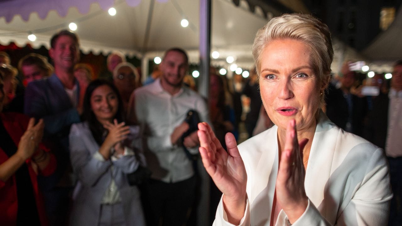 Manuela Schwesig feiert auf der SPD-Wahlparty in Schwerin. Manuela Schwesig feiert auf der SPD-Wahlparty in Schwerin.