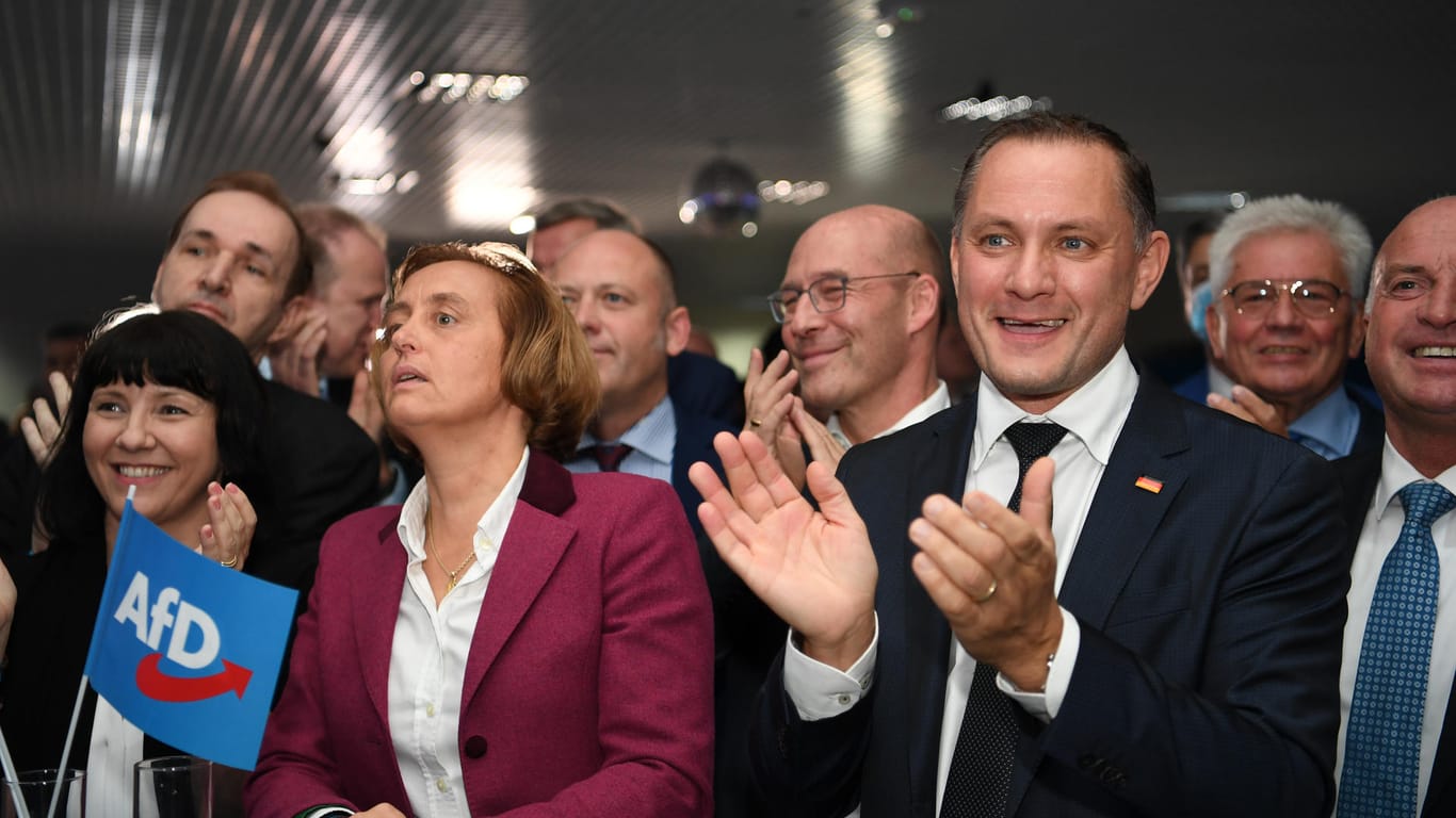 Tino Chrupalla und Beatrix von Storch freuen sich über das Abschneiden der AfD bei der Bundestagswahl.