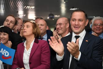 Tino Chrupalla und Beatrix von Storch freuen sich über das Abschneiden der AfD bei der Bundestagswahl.