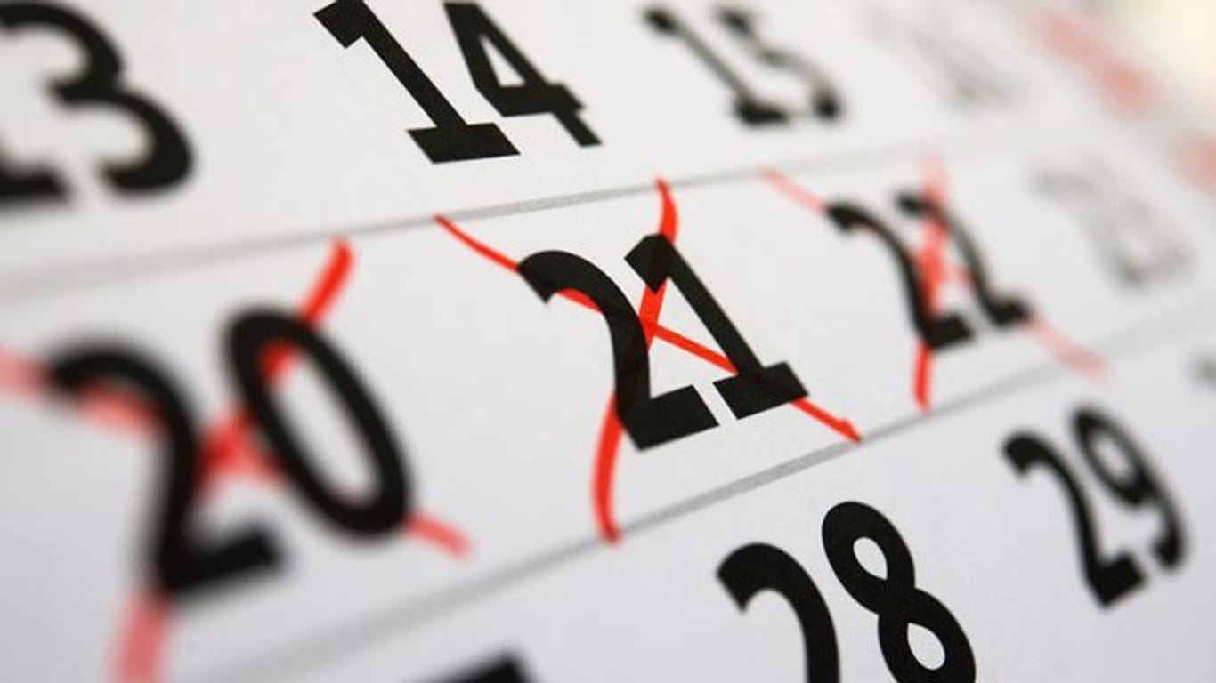 Im Bundesurlaubsgesetz steht: der Urlaub muss im laufenden Kalenderjahr genommen werden, sonst verfällt er - aber gilt das immer?.