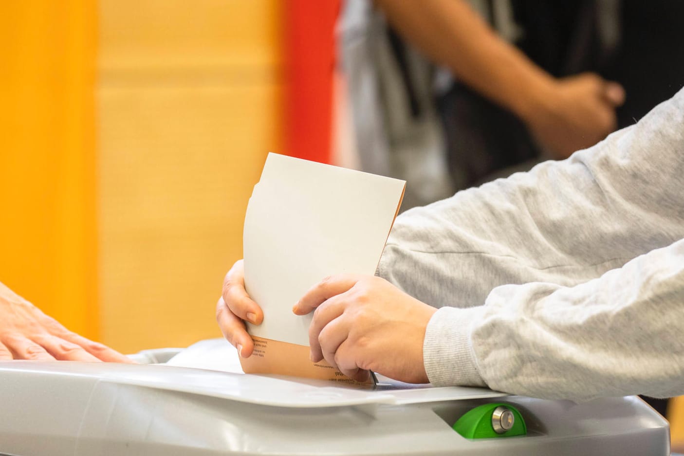 Eine Person wirft einen Wahlzettel in eine Wahlurne in Berlin (Symbolbild): In einem Wahllokal in Pankow mussten Wähler nach Hause geschickt werden.