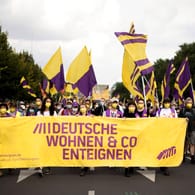 Demonstranten der Initiative Volksentscheid "Deutsche Wohnen & Co. enteignen" auf der Demonstration: Eine Mehrheit der Berliner stimmte beim Volksentscheid parallel zur Bundestagswahl für die Enteignungen.