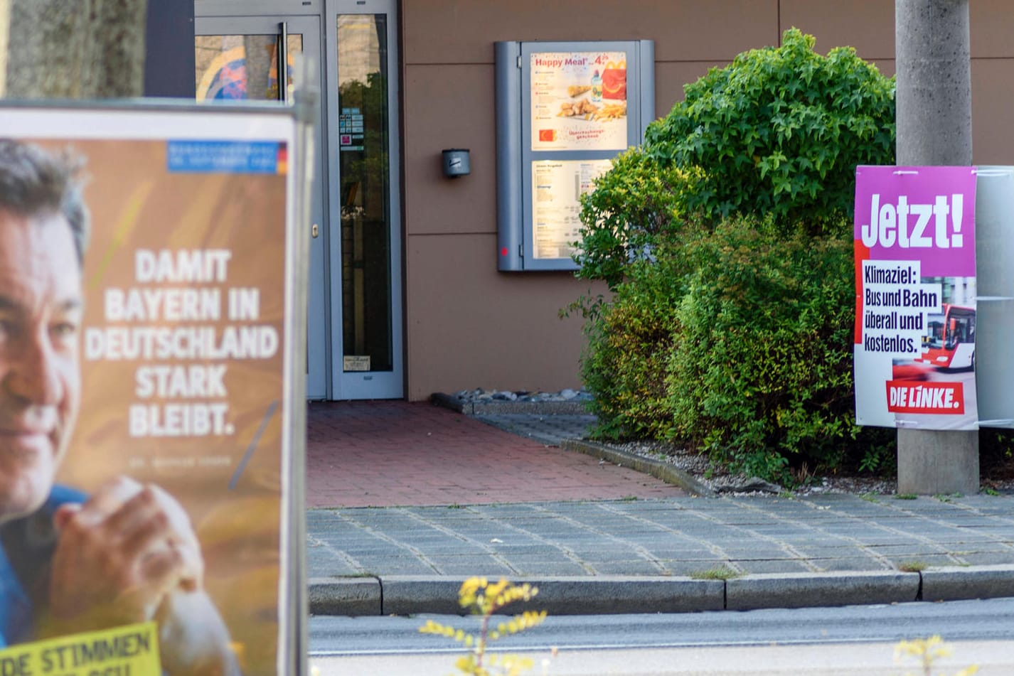 Wahlplakate der CSU und der Linken bei der Stimmabgabe zur Bundestagswahl 2021 in der Grundschule Theodor-Billroth-Schul
