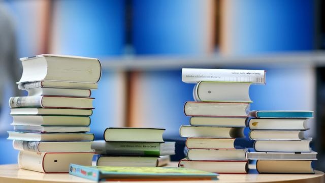Bücher liegen auf einem Tisch