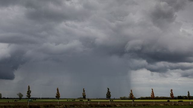 Ein Regenschauer zieht über ein Feld hinweg