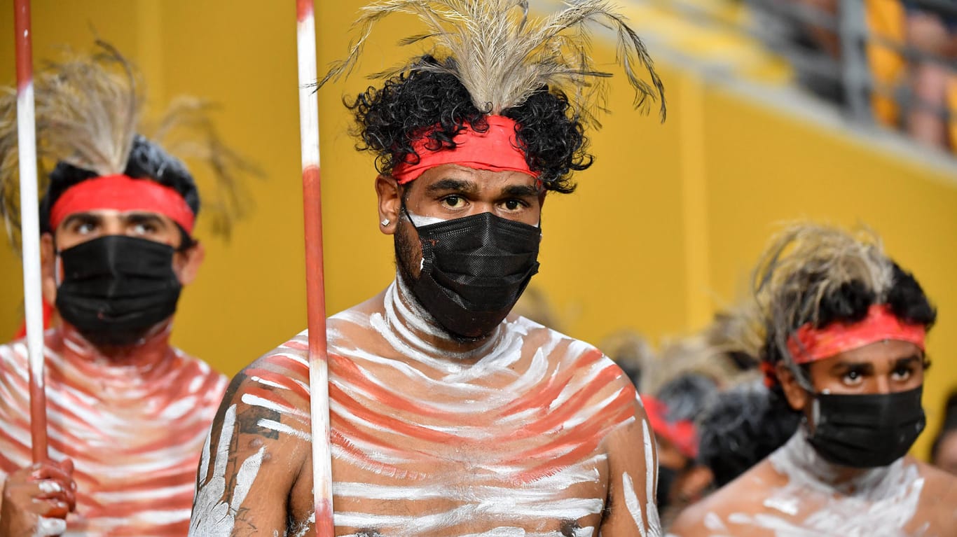 Indigene Performer mit Gesichtsmaske: Die Coronavirus Pandemie trifft sie momentan besonders hart.