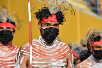 Indigene Performer mit Gesichtsmaske: Die Coronavirus Pandemie trifft sie momentan besonders hart.