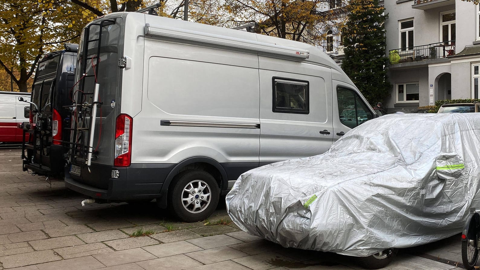 Wohnmobil im Herbst: Theoretisch darf es unbegrenzt auf einem öffentlichen Parkplatz abgestellt werden – wenn es nicht zu schwer ist.