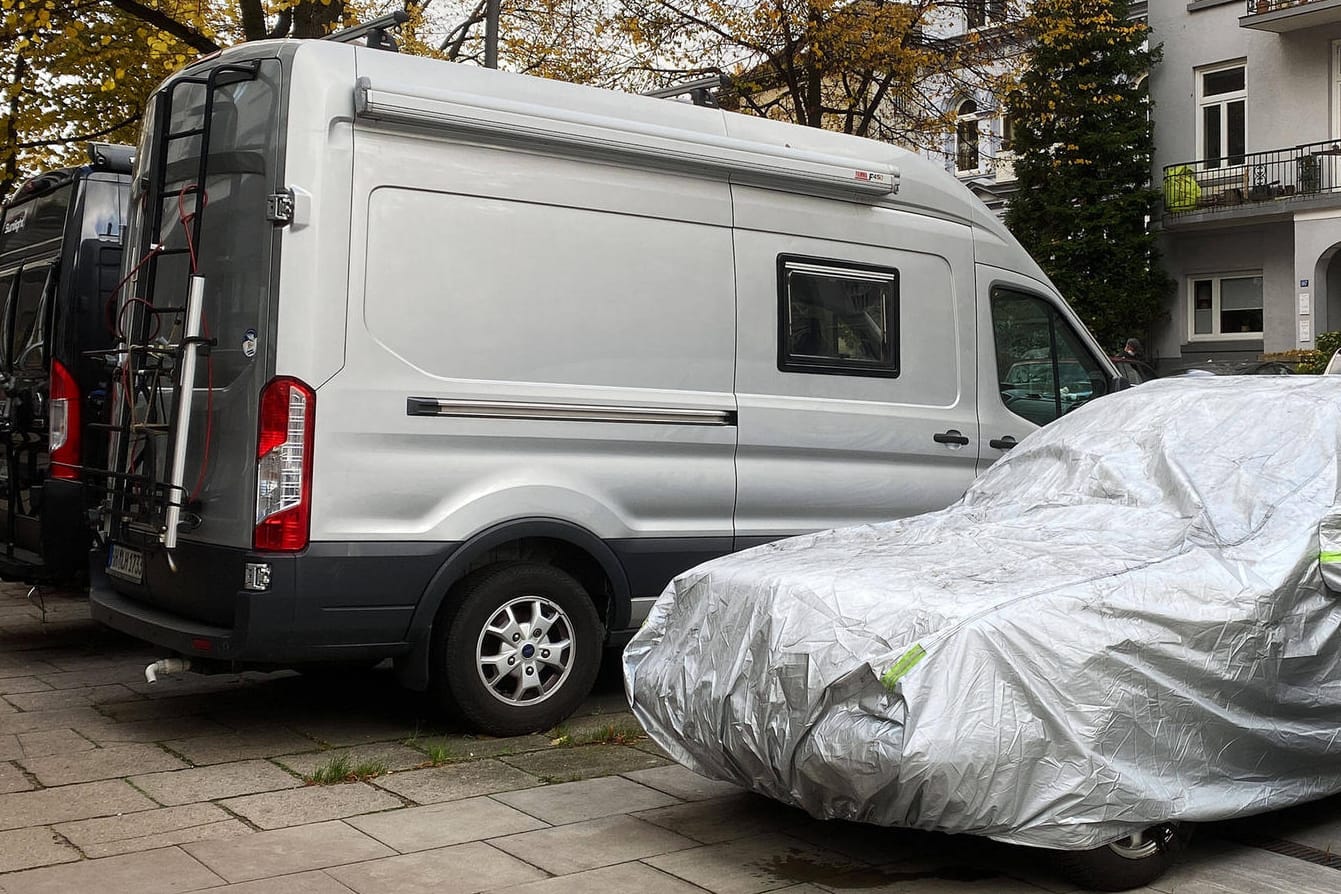 Wohnmobil im Herbst: Theoretisch darf es unbegrenzt auf einem öffentlichen Parkplatz abgestellt werden – wenn es nicht zu schwer ist.