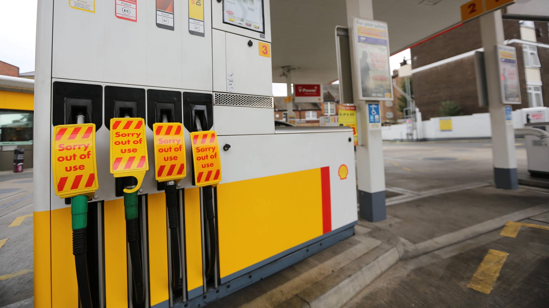 Auf den Zapfsäulen einer britischen Tankstelle steht "Außer Betrieb" (Symbolbild): Der Mangel an Lkw-Fahrern führt nach leeren Supermarktregalen mittlerweile auch für Probleme bei der Benzinversorgung.