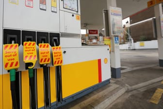 Auf den Zapfsäulen einer britischen Tankstelle steht "Außer Betrieb" (Symbolbild): Der Mangel an Lkw-Fahrern führt nach leeren Supermarktregalen mittlerweile auch für Probleme bei der Benzinversorgung.