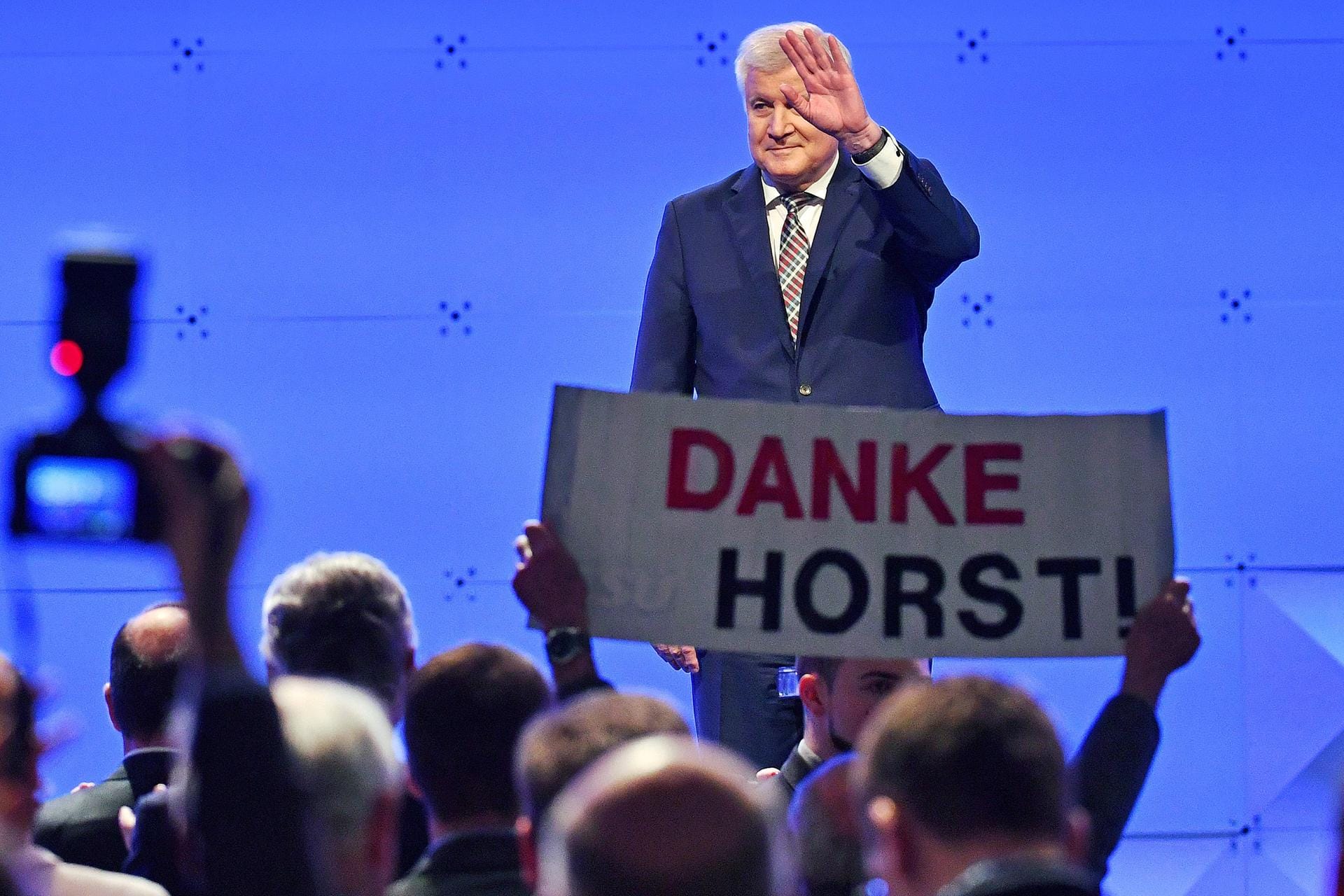 CSU-Bundesinnenminister Horst Seehofer stellte sich ebenfalls nicht mehr zur Wahl: Der 73-Jährige hat schon im Mai 2019 seinen Rückzug nach der Wahl angekündigt. Seinen Heimatwahlkreis Ingolstadt hat ein CSU-Bewerber gewonnen.