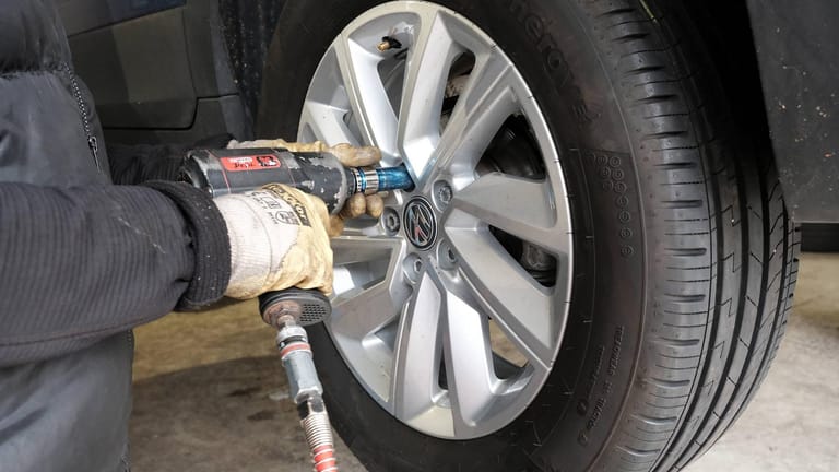 Beim Reifenwechsel prüfen: Ein guter Winterreifen sollte mindestens vier Millimeter Profil haben.