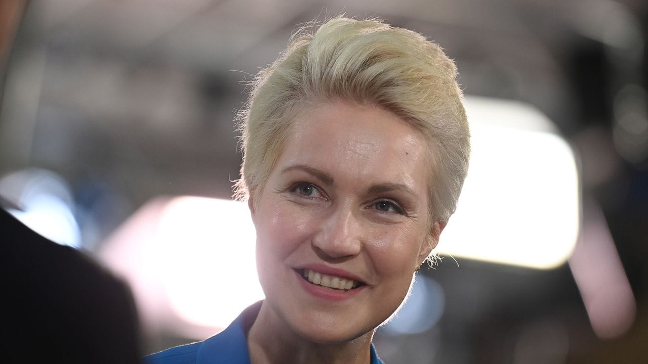 SPD-Ministerpräsidentin Manuela Schwesig bleibt in Mecklenburg-Vorpommern im Amt. SPD-Ministerpräsidentin Manuela Schwesig bleibt in Mecklenburg-Vorpommern im Amt.
