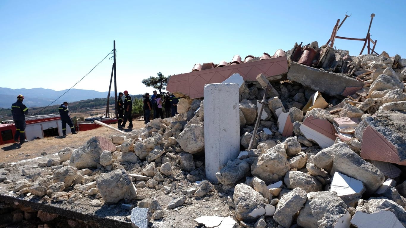 Zerstörte Kirche im Ort Arkalochori: Ein Erdbeben hat die griechische Insel Kreta erschüttert.