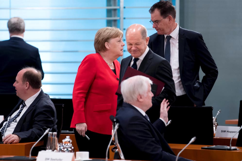 Das Kabinett Merkel im Jahr 2020: Einige ihrer Minister und Ministerinnen ziehen nur über Listenplätze wieder in den Bundestag ein, so groß sind die Verluste.