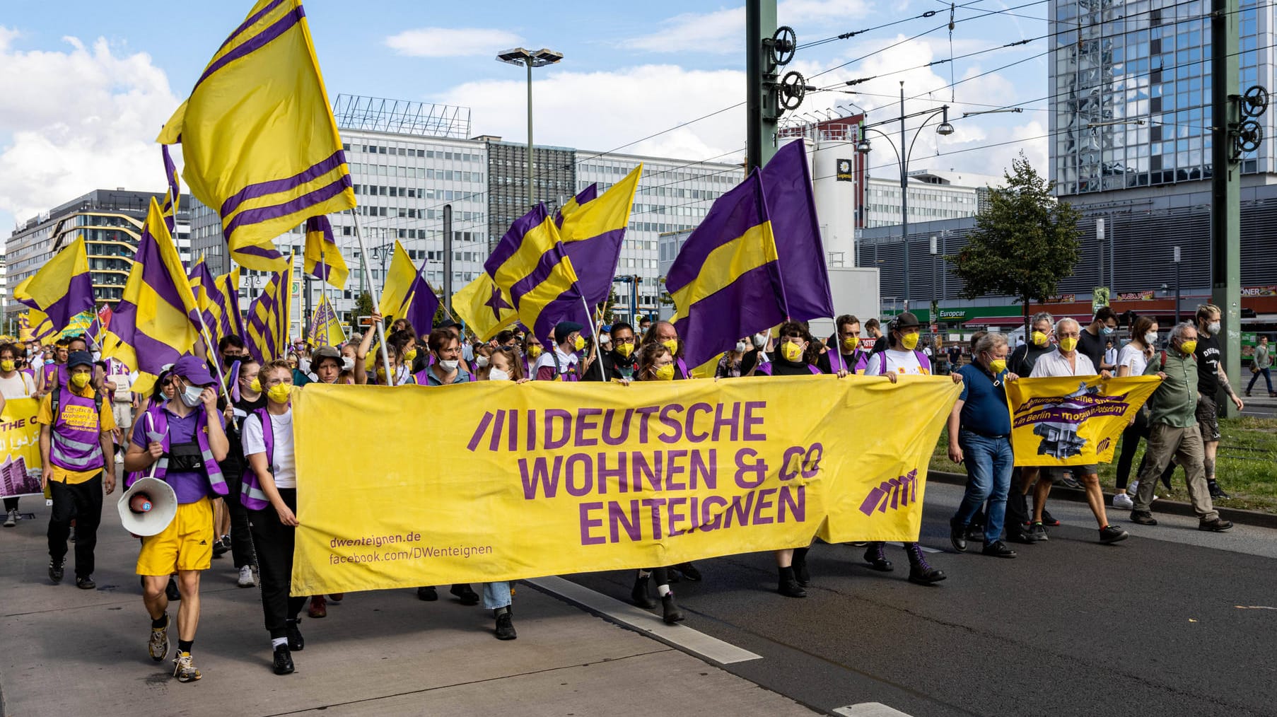 Demo für Volksentscheid "Deutsche Wohnen und Co. enteignen": Am Sonntag votierten 56,4 Prozent der Berliner für die Enteignung. Der Entscheid ist rechtlich nicht bindend.