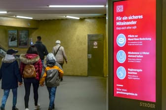 Ein Schild am Hauptbahnhof in Stuttgart weist auf die Maskenpflicht hin (Archivbild): Ein Maskenverweigerer hat einen Polizisten angegriffen.