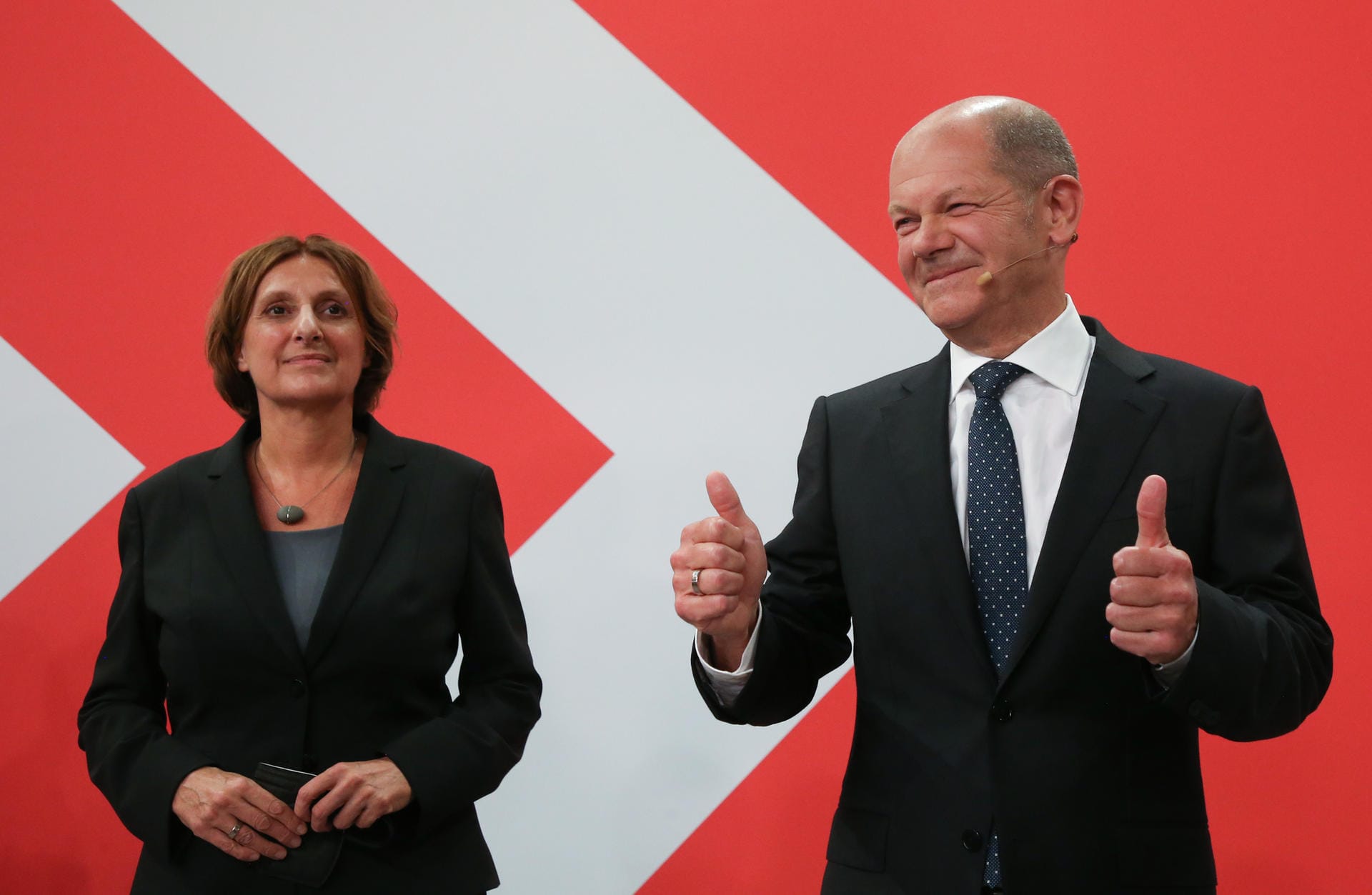 Olaf Scholz mit seiner Frau Britta Ernst: Der SPD-Kanzlerkandidat freut sich sichtlich über die Wahlergebnisse.