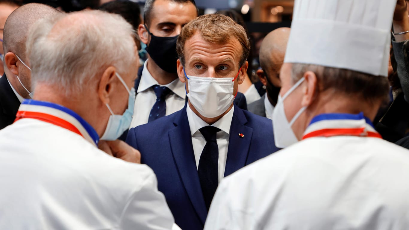 Emmanuel Macron, Präsident von Frankreich, spricht mit zwei Köchen: Er wolle später mit dem Angreifer reden, so Macron.