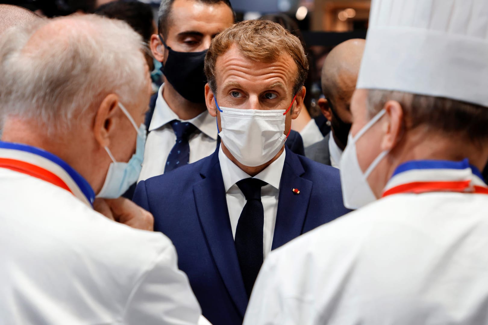 Emmanuel Macron, Präsident von Frankreich, spricht mit zwei Köchen: Er wolle später mit dem Angreifer reden, so Macron.