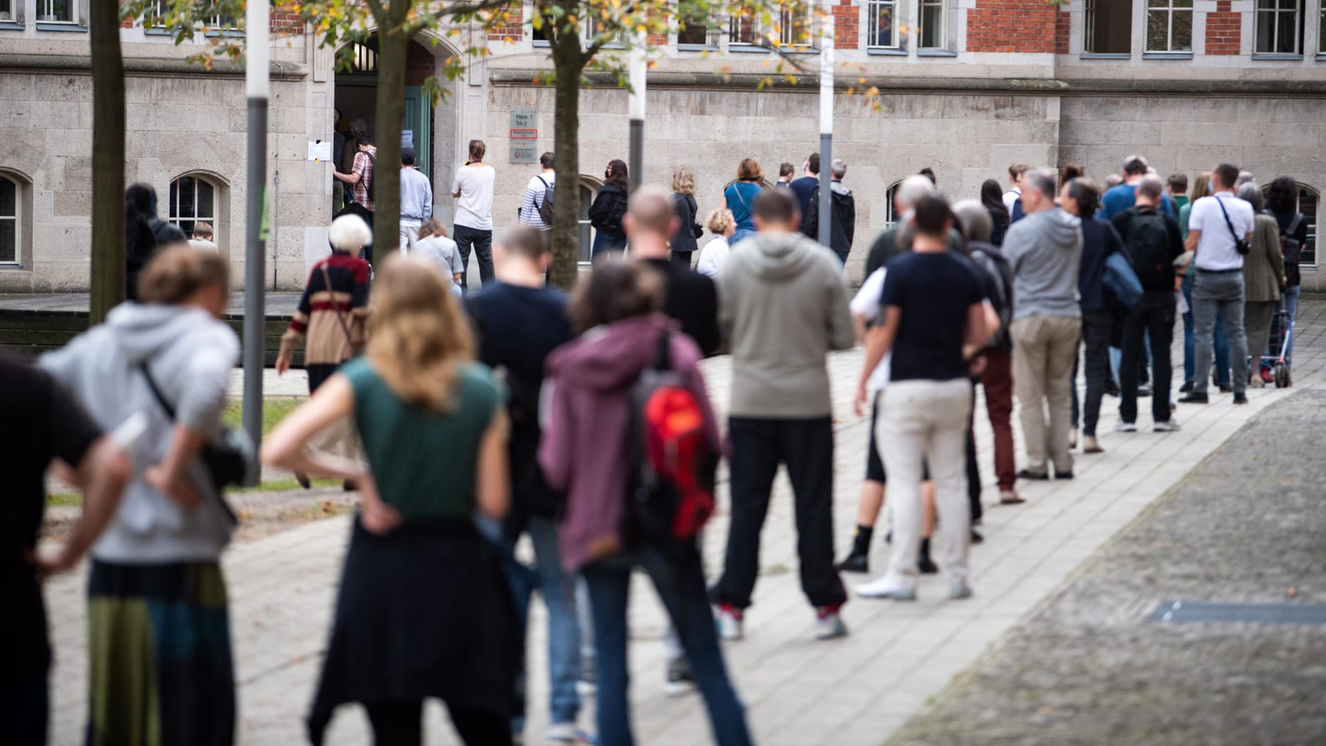 Lange Schlangen bildeten sich vor den Wahllokalen in der Hauptstadt: Die Berliner Landeswahlleiterin Petra Michaelis schließt eine Wiederholung der Wahl nicht aus.