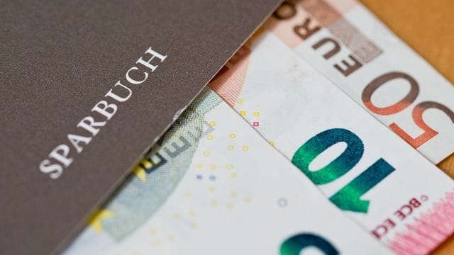 Wer zu viel anspart, muss bei vielen Banken inzwischen Negativzinsen zahlen.