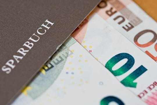 Wer zu viel anspart, muss bei vielen Banken inzwischen Negativzinsen zahlen.