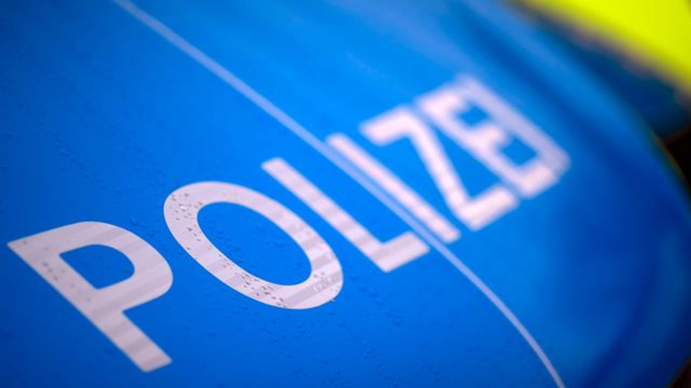 Der Schriftzug "Polizei" steht auf einem Streifenwagen (Symbolbild): Ein betrunkener Mann musste seinen Führerschein abgeben.