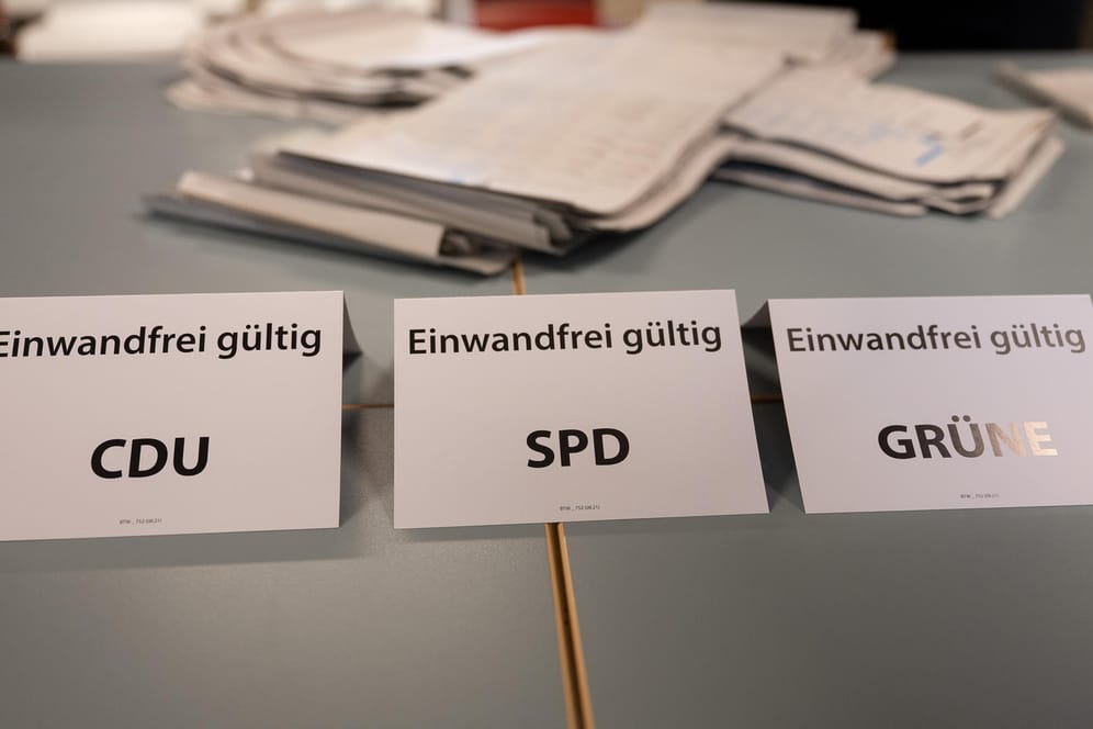 Stimmzettel stapeln sich in einem Wahllokal: Das Ergebnis der Bundestagswahl überrascht.