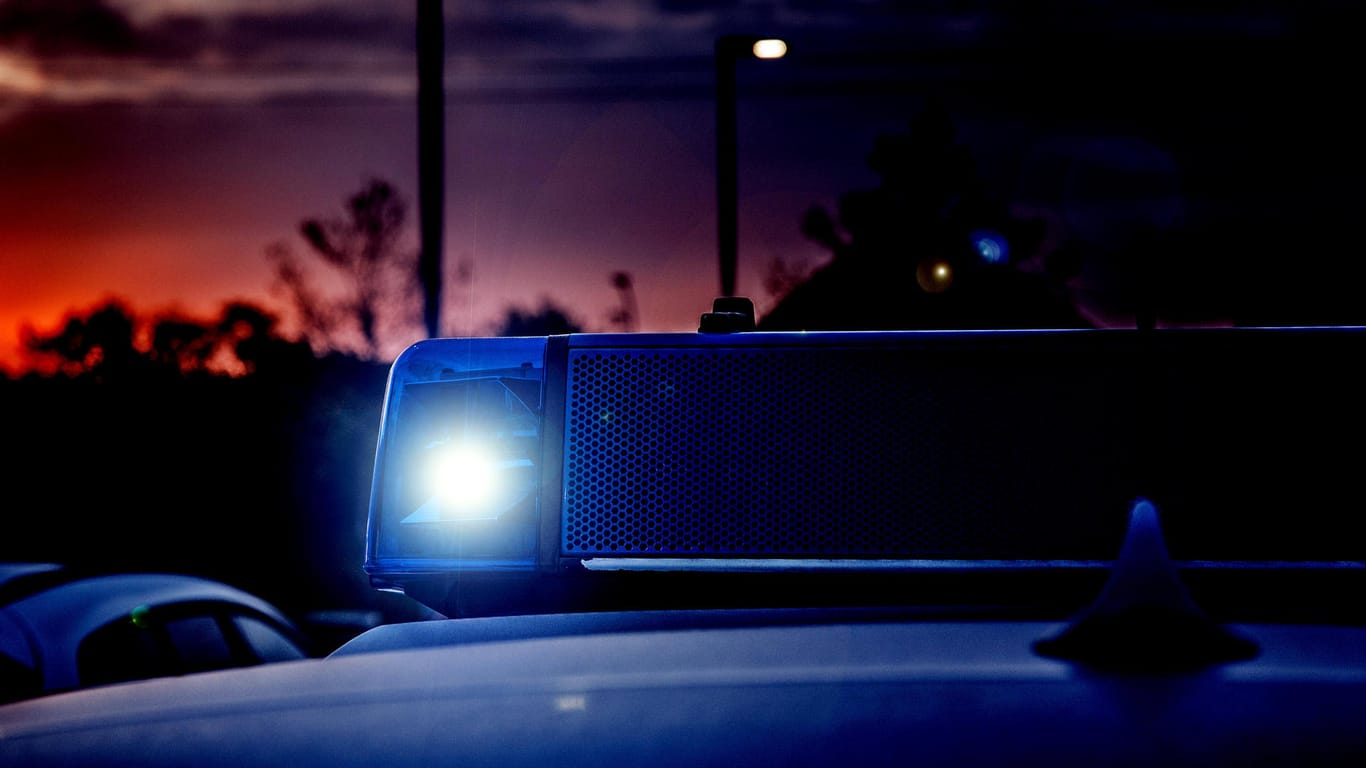 Ein Einsatzfahrzeug der Polizei mit Blaulicht (Symbolbild): Nach einer versuchten Vergewaltigung konnte in Köln ein Verdächtiger festgenommen werden.