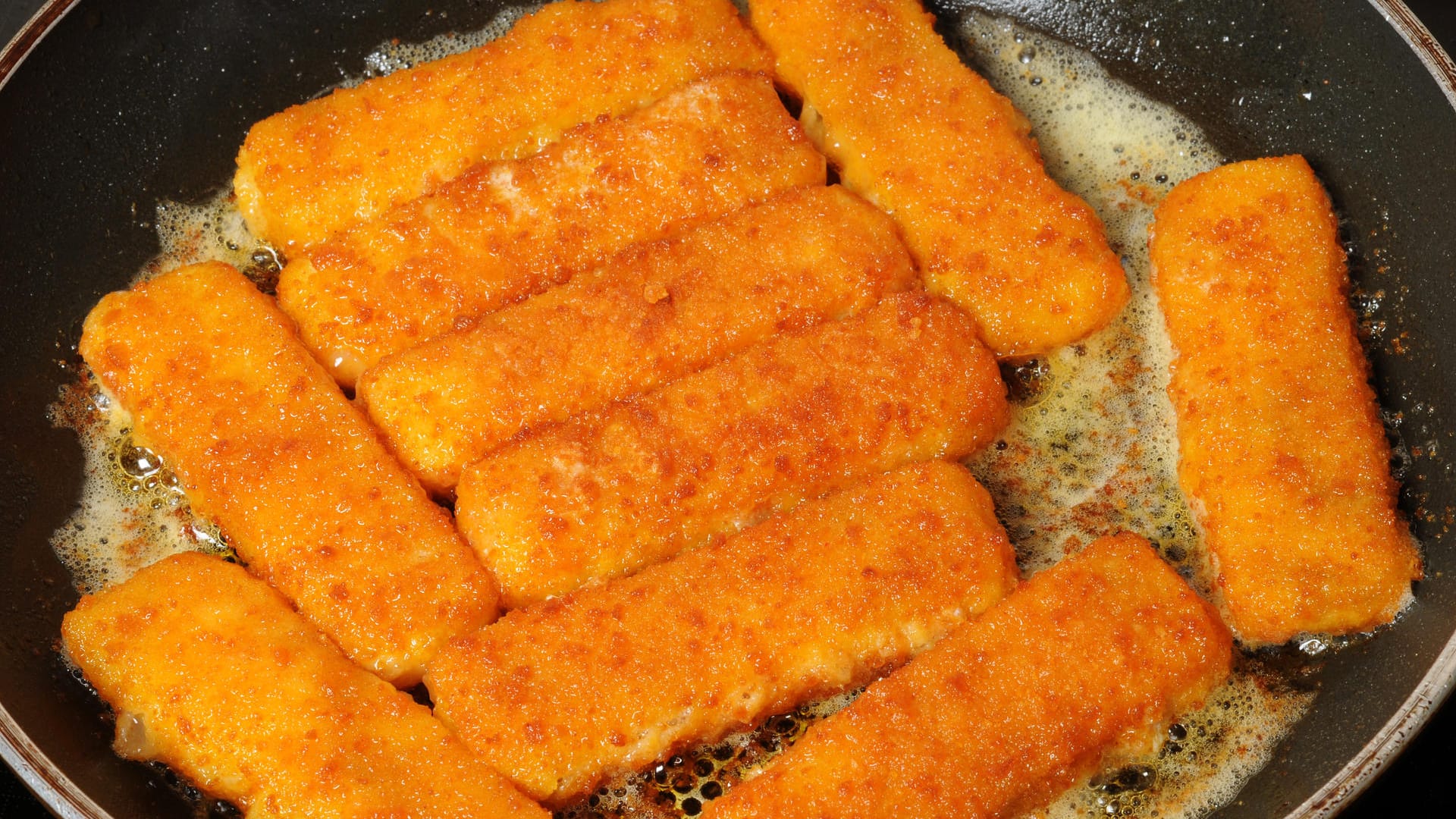 Fischstäbchen: Die panierten Fischfilets werden vorgebraten und tiefgekühlt angeboten.