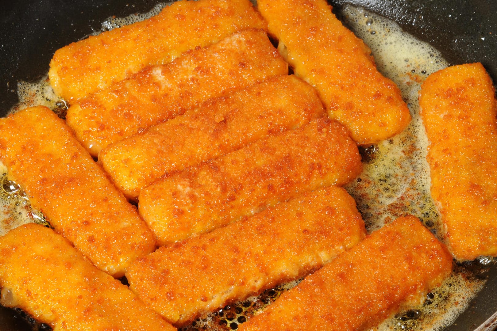 Fischstäbchen: Die panierten Fischfilets werden vorgebraten und tiefgekühlt angeboten.