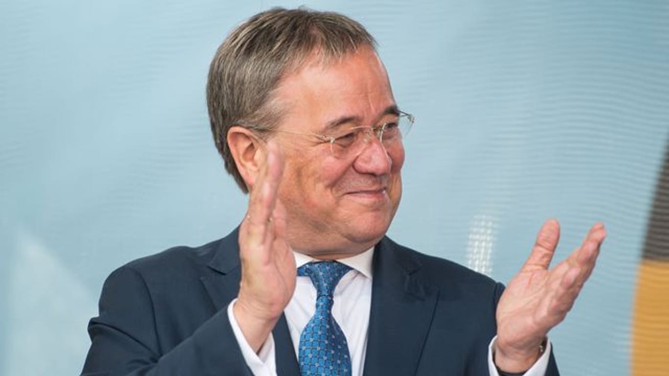 Armin LascArmin Laschet klatscht bei einer Wahlkampfveranstaltung (Archivfoto): Der CDU-Kanzlerkandidat führt NRW. het