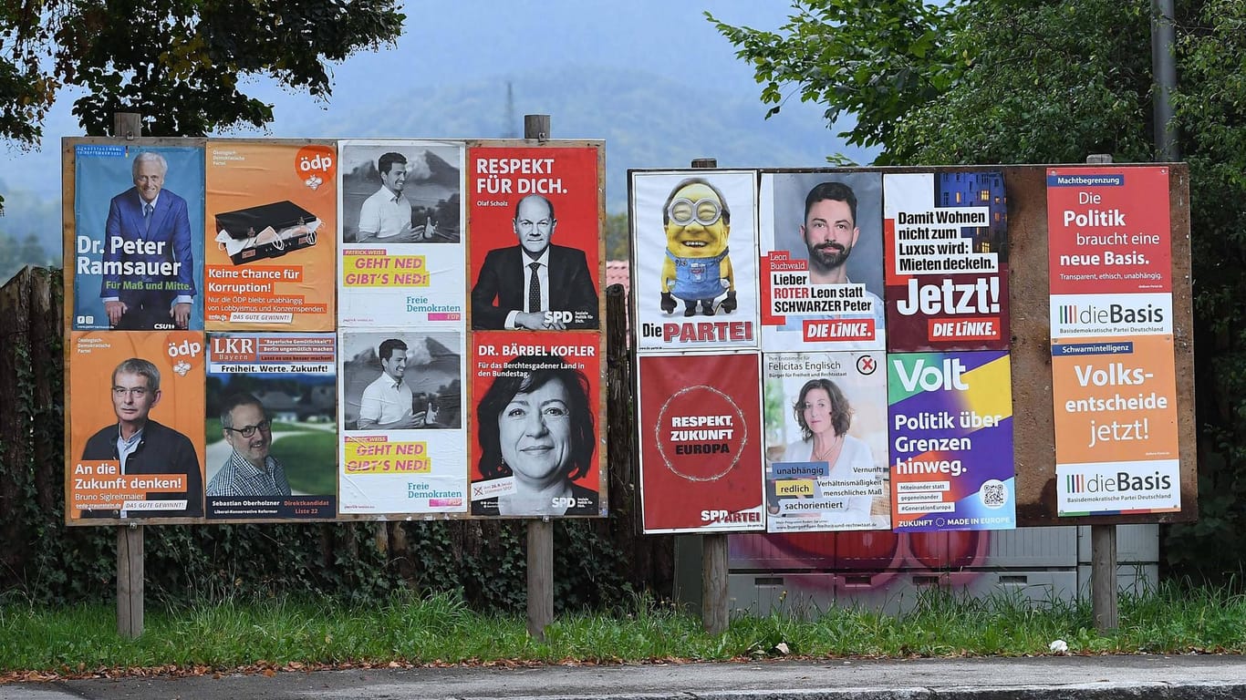 Wahlplakate für die Bundestagswahl 2021 im Berchtesgadener Land (Symbolbild): Auch viele Kleinstparteien haben Anspruch auf staatliche Finanzierung.
