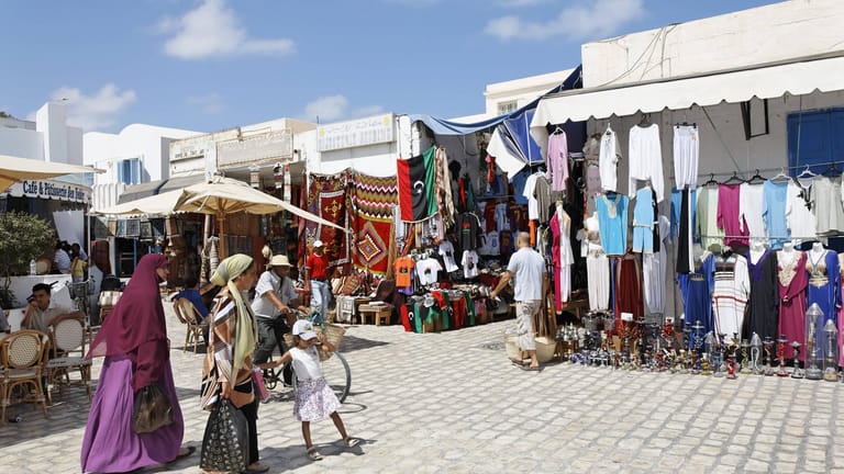 Markt in Houmt Souk auf der Insel Djerba, Tunesien: Die Insel ist bei Touristen auch im Herbst beliebt.