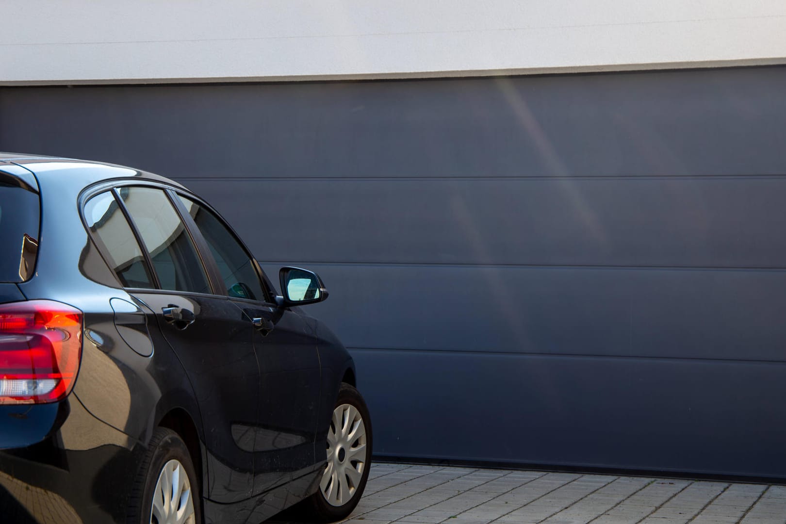 Das Auto parkt draußen: Wenn ihm in der Garage der Platz verstellt ist, droht ein hohes Bußgeld.