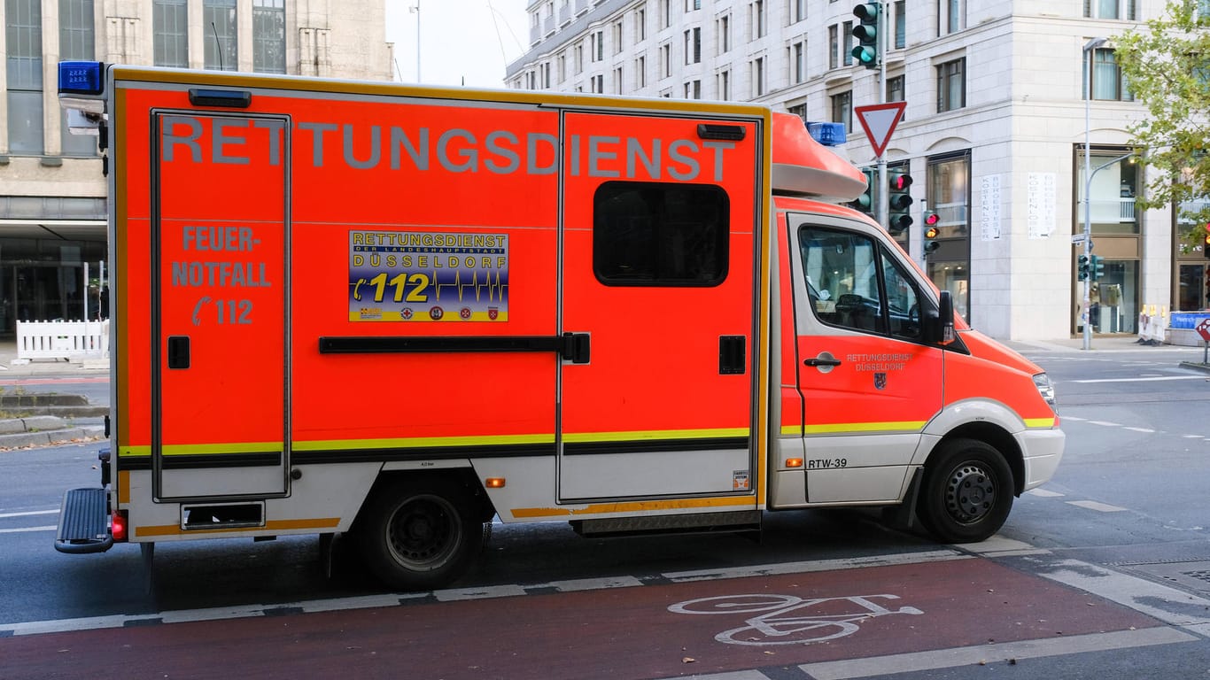 Ein Rettungswagen im Einsatz (Archivbild): In Düsseldorf ist ein 89-Jähriger bei einem Verkehrsunfall ums Leben gekommen.