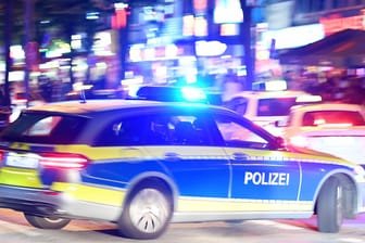 Ein Polizeiwagen während der Fahrt (Archivbild): In Hamburg haben Unbekannte einen Sushi-Laden überfallen.