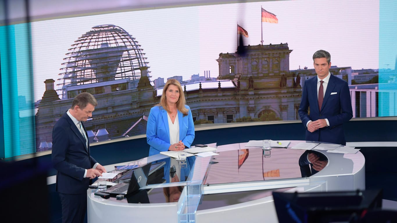"Die Wahlsendung im Ersten": Tina Hassel, Studioleiterin im ARD-Hauptstadtstudio, und "Tagesthemen"-Moderator Ingo Zamperoni waren mit Prognose-Experte Jörg Schönenborn auf Sendung.