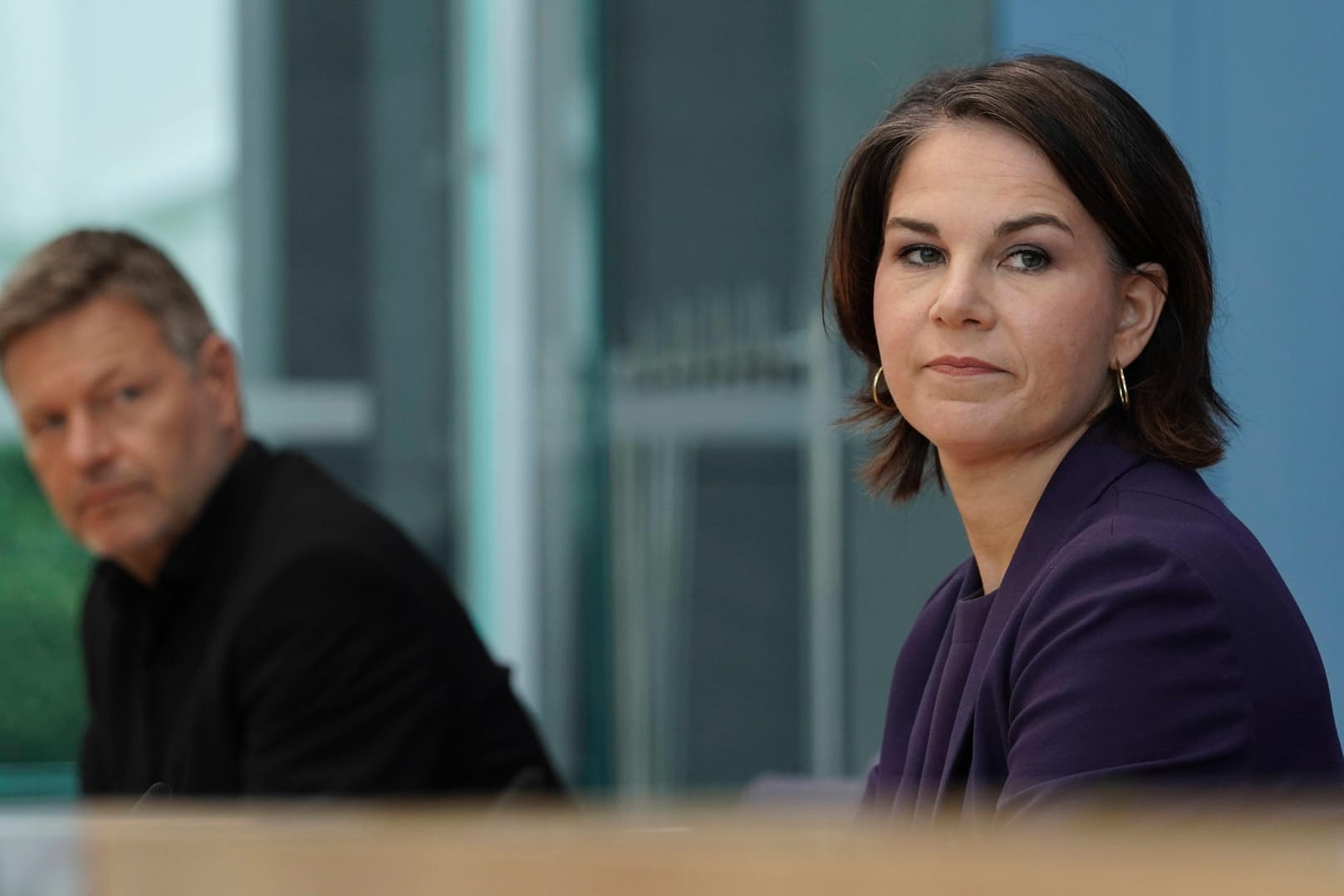 Robert Habeck (l) und Annalena Baerbock, Kanzlerkandidatin der Grünen: Die Partei erzielte ein historisch gutes Ergebnis.