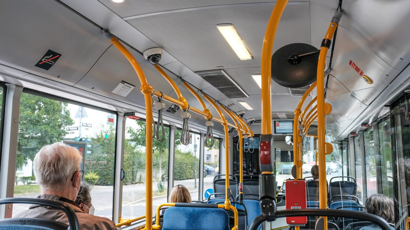 Ein Bus der Rheinbahn (Symbolbild): In Düsseldorf ist ein Busfahrer verletzt worden.
