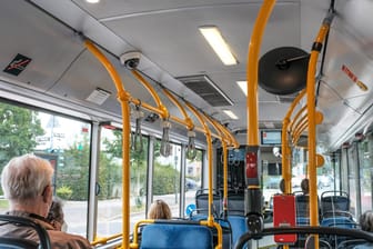 Ein Bus der Rheinbahn (Symbolbild): In Düsseldorf ist ein Busfahrer verletzt worden.