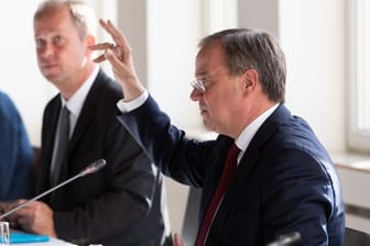 Armin Laschet (CDU, r) und Joachim Stamp (FDP)