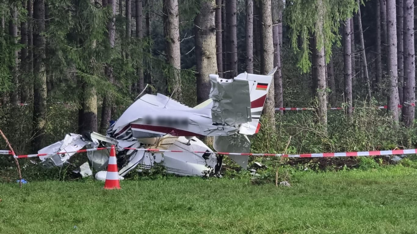 Die Unfallstelle ist mit Flatterband abgesperrt: Ein Kleinflugzeug ist im Ostallgäu abgestürzt.
