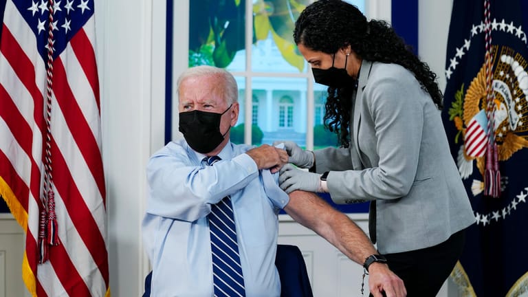 Auffrischungsimpfung für US-Präsident Biden: Er ließ sich auch die ersten beiden Impfungen öffentlich verabreichen.