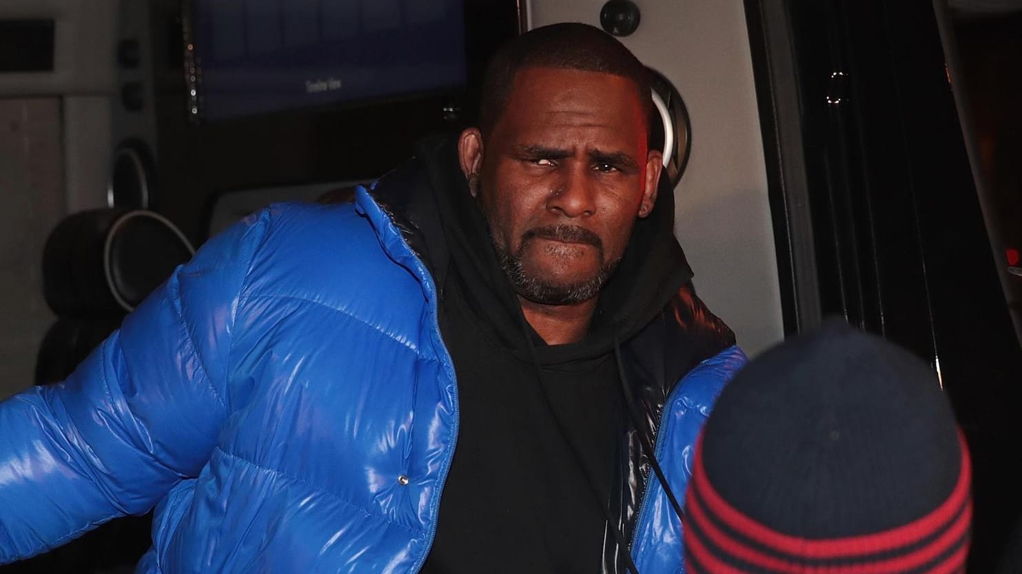 R. Kelly: Der Sänger war unter anderem wegen sexueller Ausbeutung Minderjähriger, Kidnapping und Bestechung angeklagt.