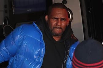 R. Kelly: Der Sänger war unter anderem wegen sexueller Ausbeutung Minderjähriger, Kidnapping und Bestechung angeklagt.