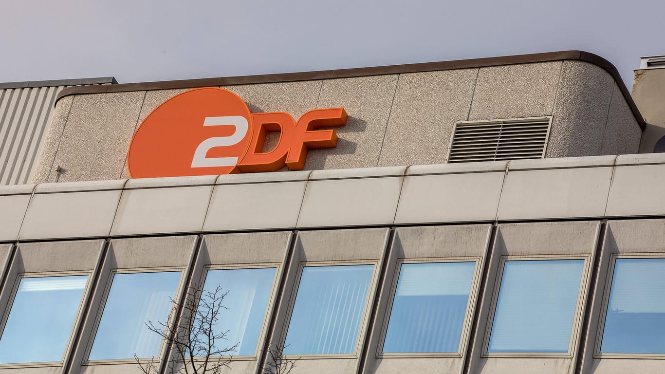 ZDF-Gebäude (Symbolbild): Bei einer Umfrage konnte sich ein verurteilter Neonazi äußern.