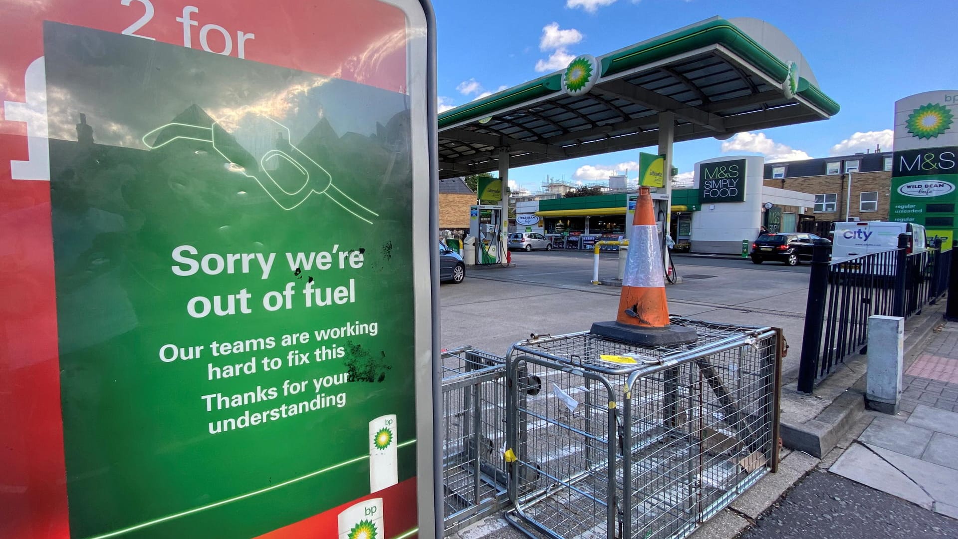 Eine Tankstelle in London hat kein Benzin mehr: In Großbritannien fehlen Schätzungen zufolge rund 100.000 Lkw-Fahrer.